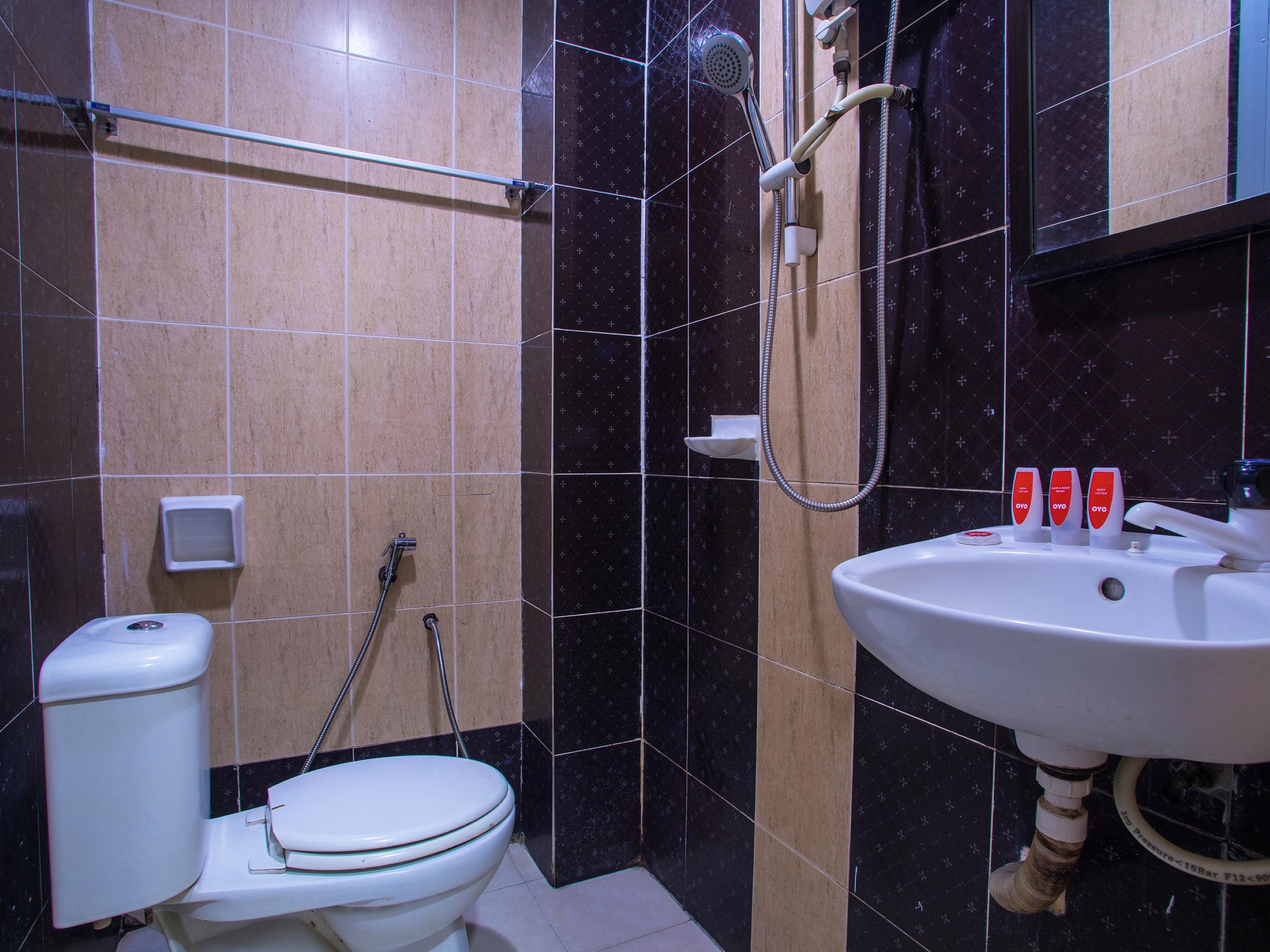 Oyo 44010 Royals Star Hotel Серембан Екстериор снимка