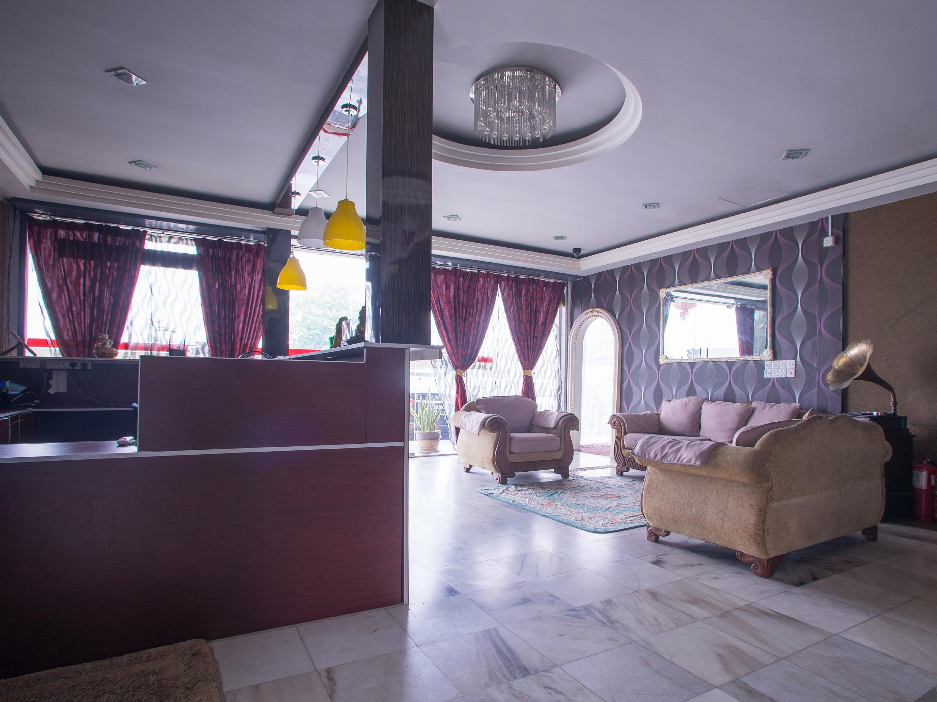 Oyo 44010 Royals Star Hotel Серембан Екстериор снимка