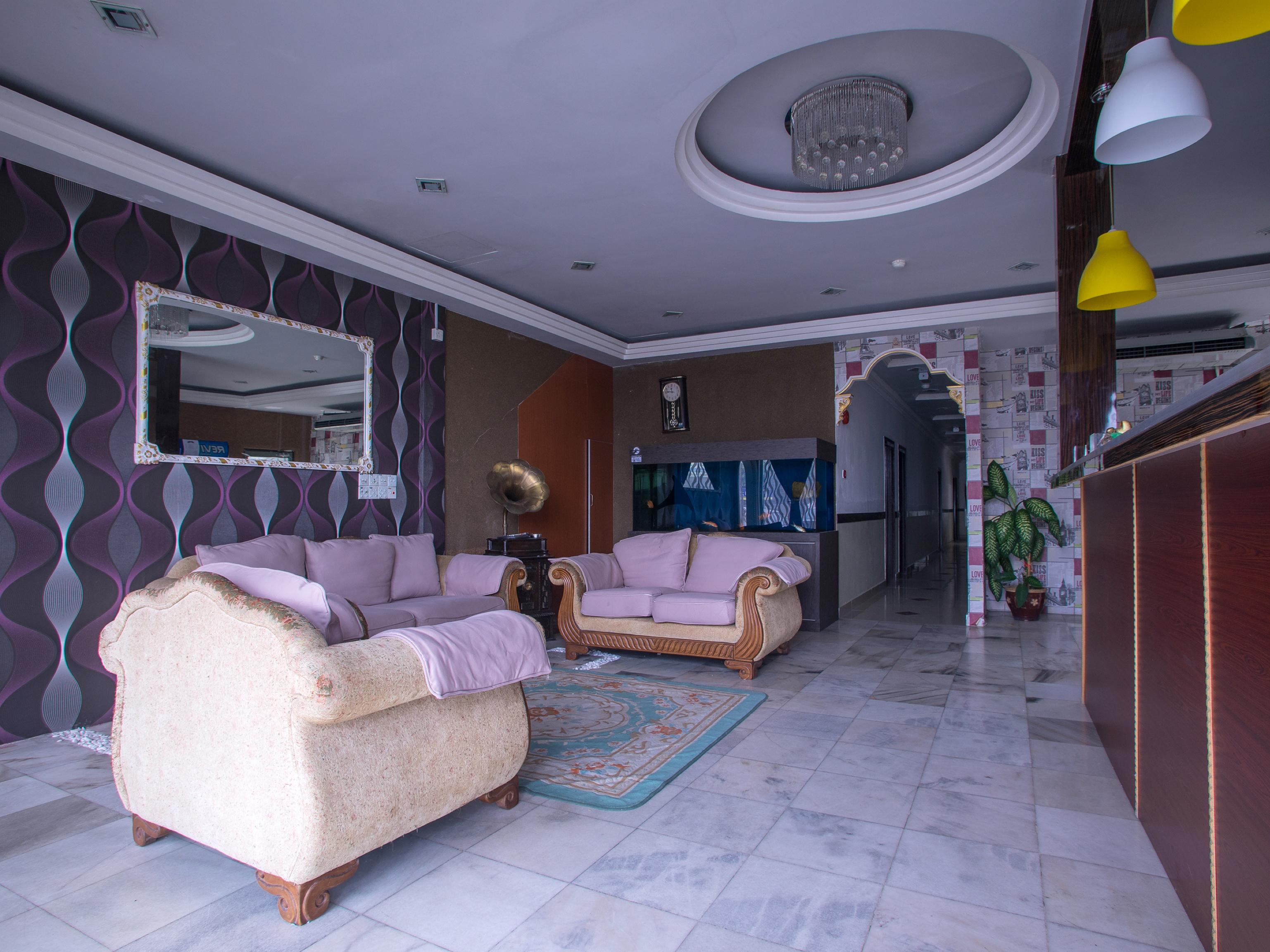 Oyo 44010 Royals Star Hotel Серембан Екстериор снимка